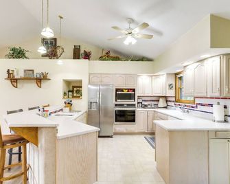 Sturgis Home w/ Yard 1 Mi to Minnewaukan Lake - Sturgis - Küche