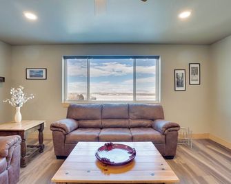 Saratoga Retreat about 3 Mi to Saratoga Lake! - Saratoga - Sala de estar