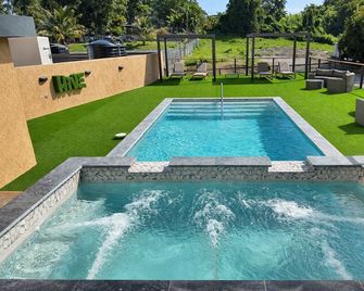 The Hive Boutique Hotel Double Queen Room 110 - Scarborough - Pool