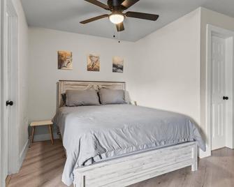 Queen Bed Modern Studio Apartment in Huntsville - Huntsville - Bedroom