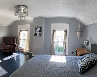 Historic 4 bedroom home with indoor fireplace - Tecumseh - Bedroom