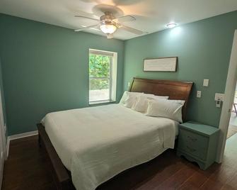 Charming Couple's Cottage close to Lake Michigan, Silver lake, and Stoney Lake - Silver Lake - Bedroom