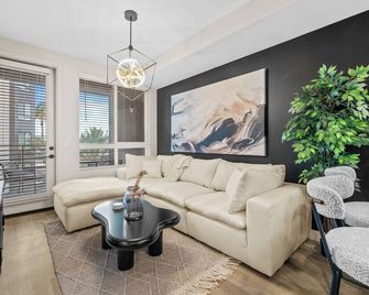 Modern 1BR near Irvine, 30 Day Stay - Santa Ana - Living room