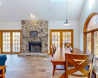 Beautiful dog-friendly house w/ fireplace, firepit, bbq, deck, patio, w/d, wifi - Jamaica - Dining room