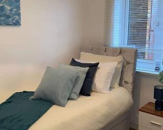 Whaddon House - Cosy 3 bed home - Bletchley - Bedroom