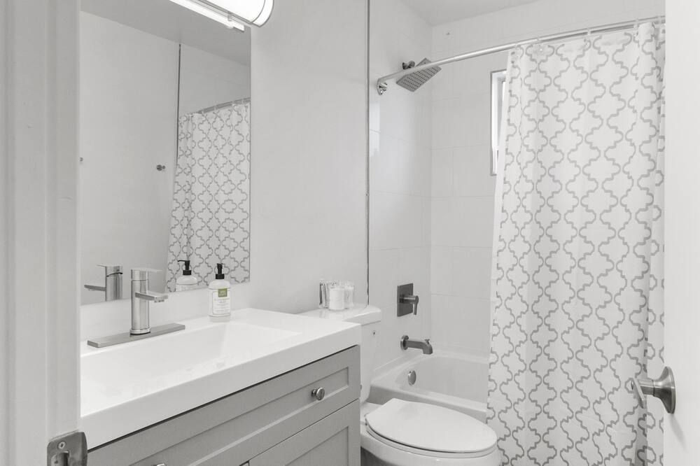 Contemporary Condo in Central Biltmore - Phoenix - Bathroom