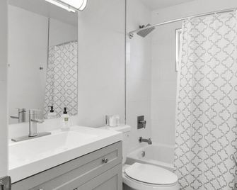 Contemporary Condo in Central Biltmore - Phoenix - Bathroom