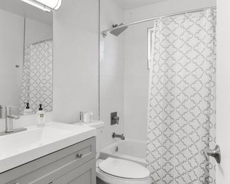 Contemporary Condo in Central Biltmore - Phoenix - Bathroom