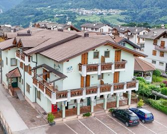 Hotel Caminetto - Rooms and Apartments - Cembra - Gebäude
