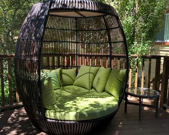 Luxury Lake House & Treehouse Daybed 5-Star Quality- Plush Beds For 10 - Julian - Balcón