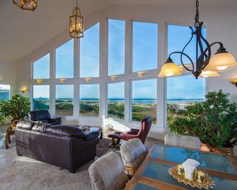 New Hot Tub! Spectacular View, Game Room, Beach Trail - Gold Beach - Wohnzimmer