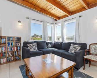 Morro Bay Beach Cottage - Morro Bay - Living room