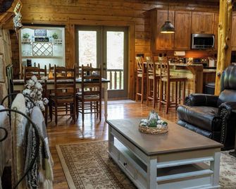 Luxurious Log Cabin Retreat: Your Private Getaway - Monterey - Living room