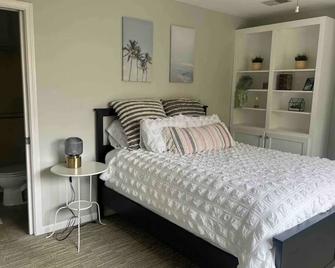 Cozy cottage walking distance from bart - Concord