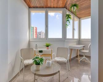 Bright Townhouse - Views - 5 min walk to the Beach - Las Palmas de Gran Canaria - Sala de estar