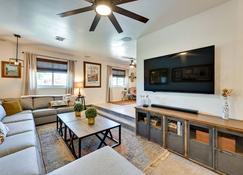Yuma Vacation Rental with Private Pool and Patio! - Yuma - Living room