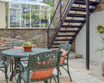 2 bedroom accommodation in Mossley - Ashton-under-Lyne - Patio
