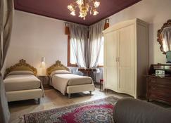 Charming Venetian style Villa with garden and patio, Free park and free Wi-Fi - Campalto - Bedroom