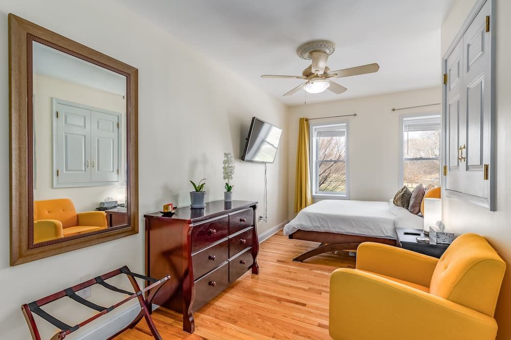 Luxury Parkfront Haven with Hot Tub - Beloved by Families & their Dogs - Baltimore - Bedroom