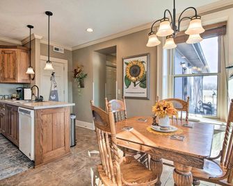 Pet-Friendly Home Grill and Fire Pit in Manhattan - Manhattan - Comedor