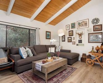Secluded Lookout Mtn Cabin/Private Hottub/Custom Russian Sauna/Arcade - Pine Mountain Club - Living room