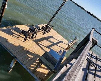 Shangri-La Fish Camp & Private Pier - Riviera