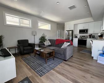 Quiet Lakeview Heights suite on the wine trail - West Kelowna - Living room