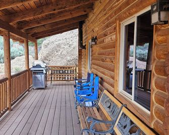 The Peacemaker Cabin - Apple Valley - Balcony