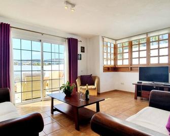 Spacious three bedroom holiday home with pool - Adeje - Living room