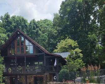 Harmony Lodge nestled in wooded tranquility - Keedysville - Pool