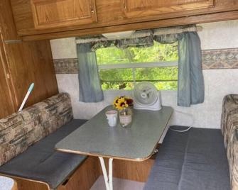 Cute country get away. - Lyons - Dining room