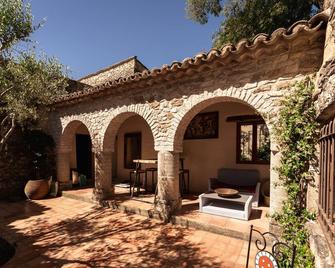 Chambres d´Hôtes Prieuré d'Orniols - Montclus - Patio