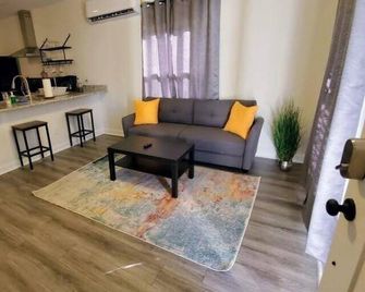 Lakewood Lyon Park Renovated Cottage Near Duke 28A - Durham - Living room
