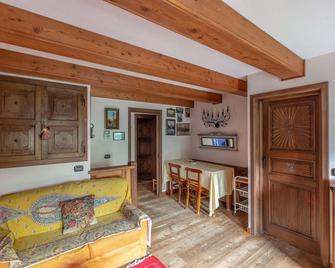 JOIVY Big Flat for 6 with Backyard and Parking in Courmayeur - Courmayeur - Living room