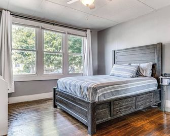 Charming 2 Bedroom with in Home Gym - Indianapolis - Bedroom