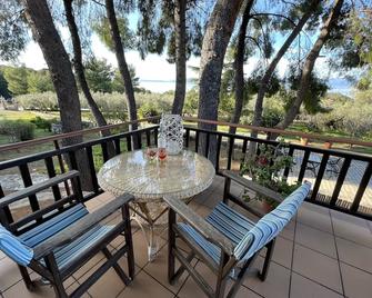Beautiful Villa near the beach for family and groups - Arkitsa - Balcón