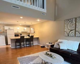 1 bdr. near TBK Sports Complex. - Bettendorf - Living room
