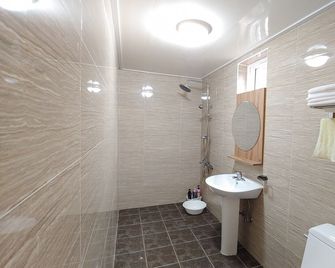 Geumok Log Pension - Seogwipo - Bathroom