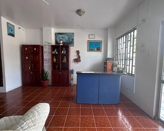 Hostal Insular - Puerto Villamil - Rezeption