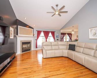Big Sky Retreat - Home for 10 - Fairfield (Ohio) - Huiskamer