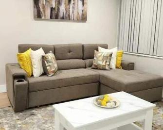 The Stunning King Suite Heart of Towson - Towson - Living room