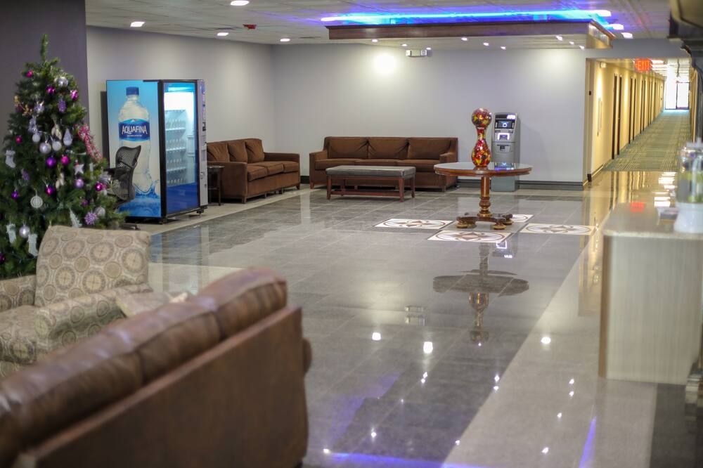 American Inn & Suites - Ferndale - Лоббі