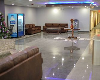 American Inn & Suites - Ferndale - Lobby