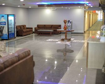 American Inn & Suites - Ferndale - Лоббі