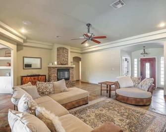 The Palo Summary:brWel - Alamogordo - Living room