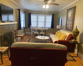 Spacious 4br Sleeps 12+ Vsu, Sgmc + Parking - Valdosta - Living room