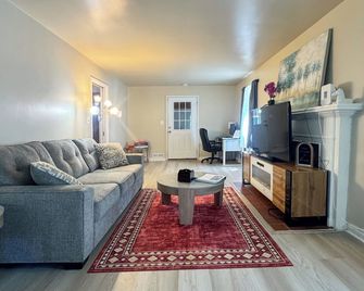 15 Mi to Dtwn Detroit: Cozy Family Home w/ Yard! - Detroit