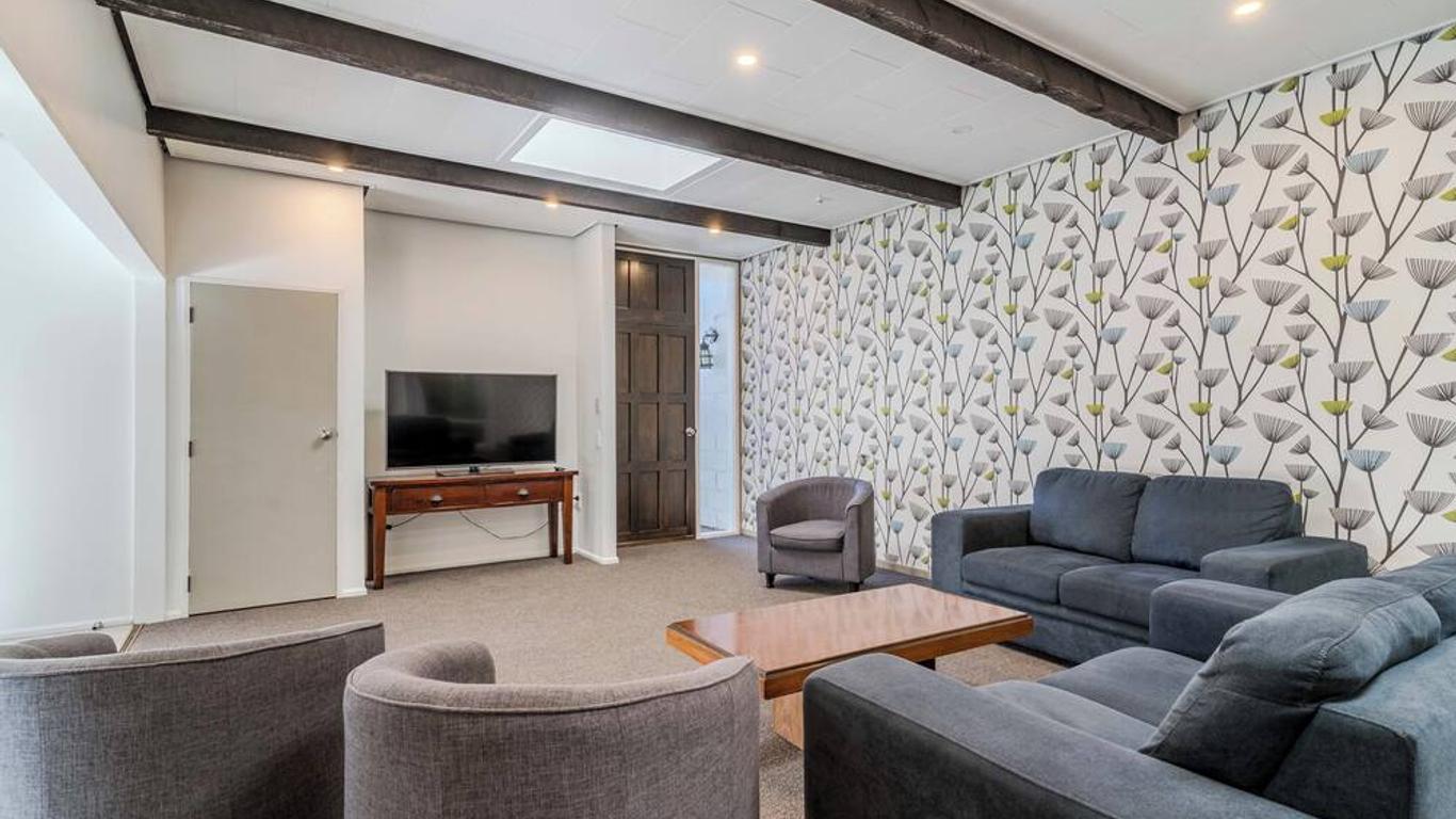 George Street Motel Apartments