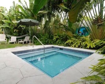 An Island Oasis - קי ווסט - בריכה