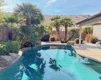 Pinnacle Hill Oasis Vacation Rental Glendale AZ, Our Vacation Rentals are not just a vacation home, - Sun City - Piscina